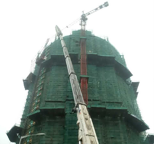 太仓吊车在工地上作业